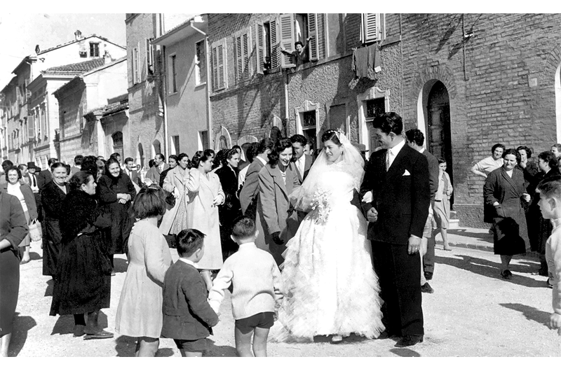 Il vicolo festeggia la sposa.